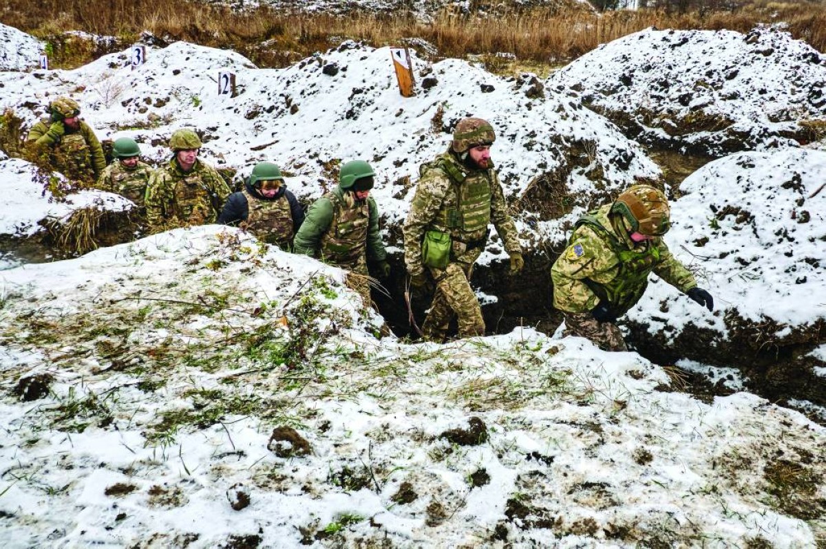 مدنيون أوكرانيون يشاركون بتدريب عسكري في ميدان رماية بمنطقة خاركوف