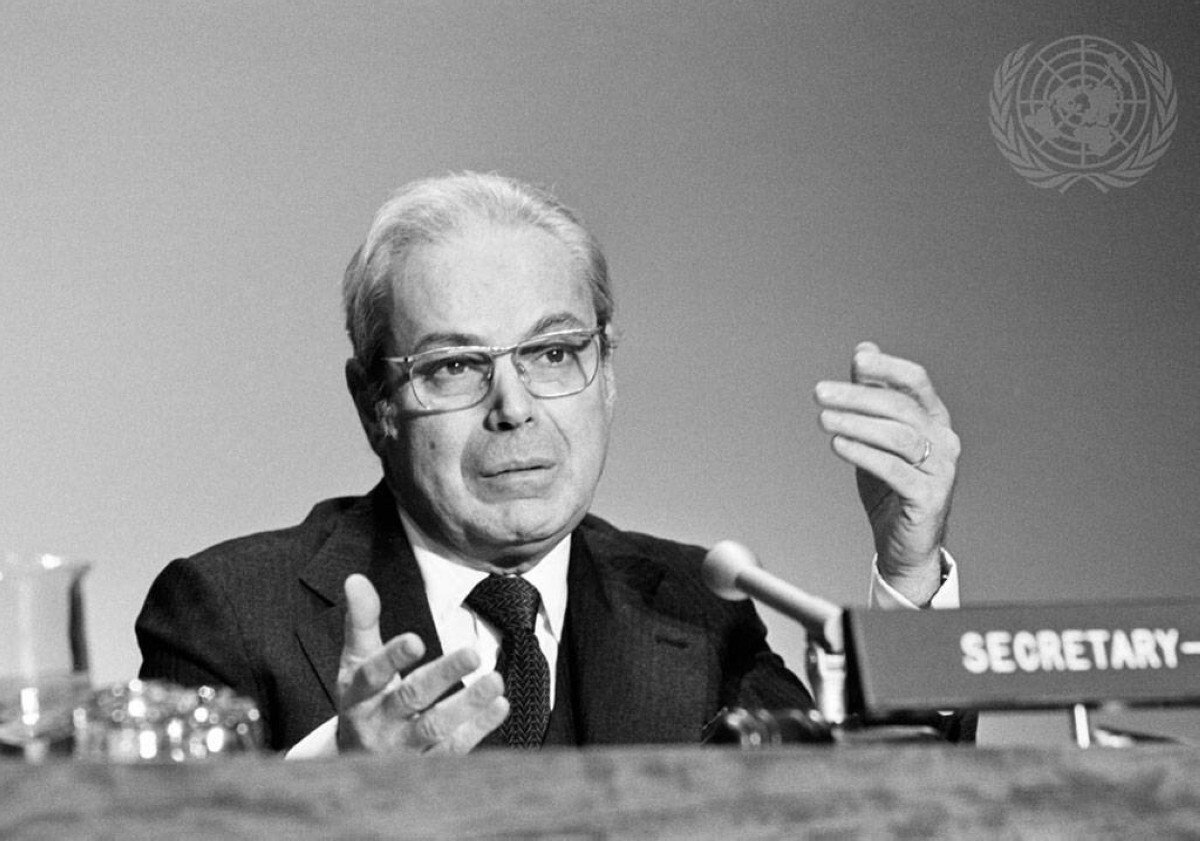 1981 - الجمعية العامة تختار الدبلوماسي البيروفي خافيير بيريز دي كويلار أميناً عاماً للأمم المتحدة.