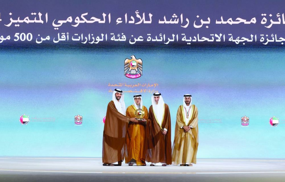 منصور بن زايد مكرّماً وزارة الاقتصاد بحضور عبدالله بن طوق وثاني الزيودي وعبدالله آل صالح