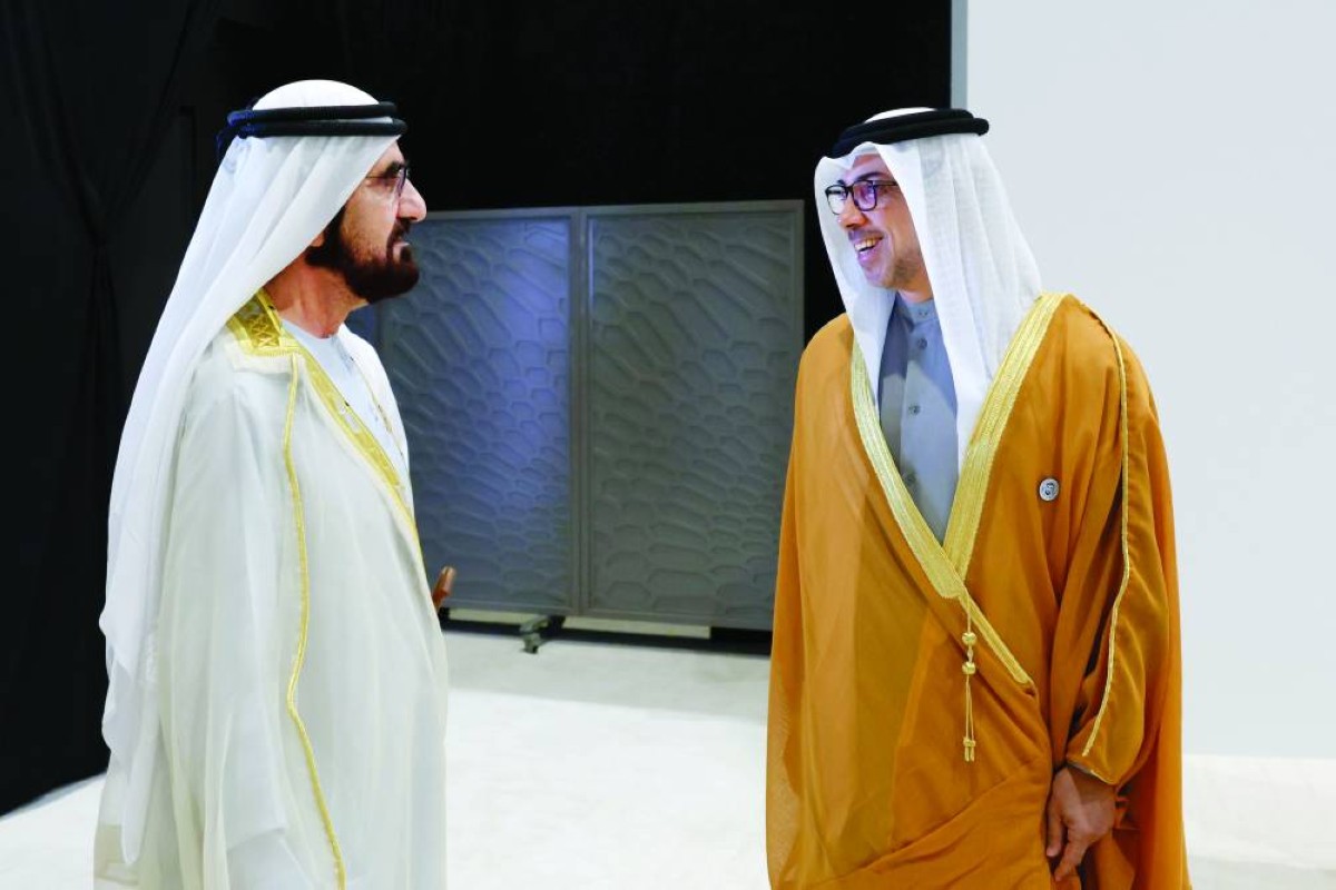محمد بن راشد ومنصور بن زايد خلال حفل التكريم