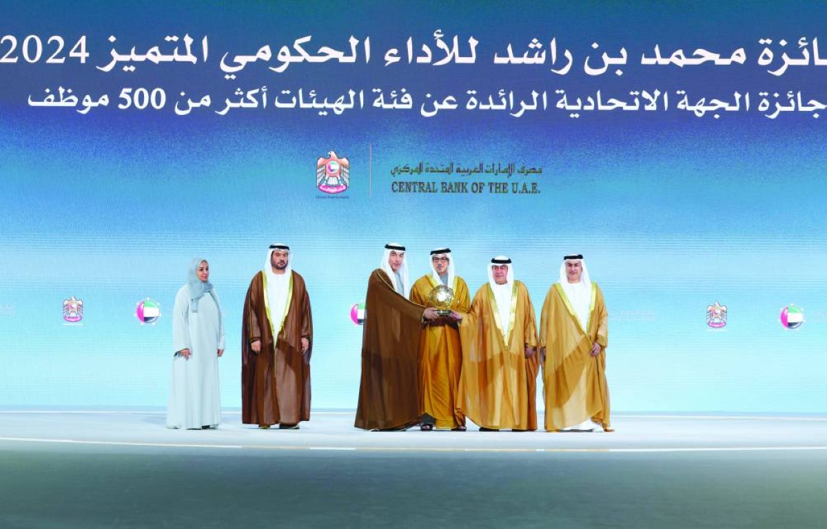 منصور بن زايد مكرّماً مصرف الإمارات العربية المتحدة المركزي بحضور خالد بالعمى