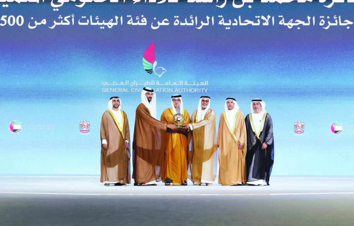 منصور بن زايد مكرّماً الهيئة العامة للطيران المدني بحضور عبدالله بن طوق وسيف السويدي