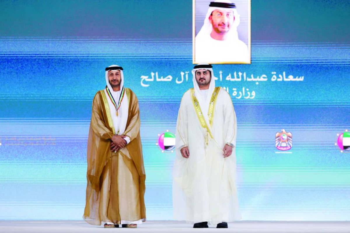 مكتوم بن محمد خلال تكريم عبدالله آل صالح بوسام رئيس مجلس الوزراء لأفضل وكيل وزارة