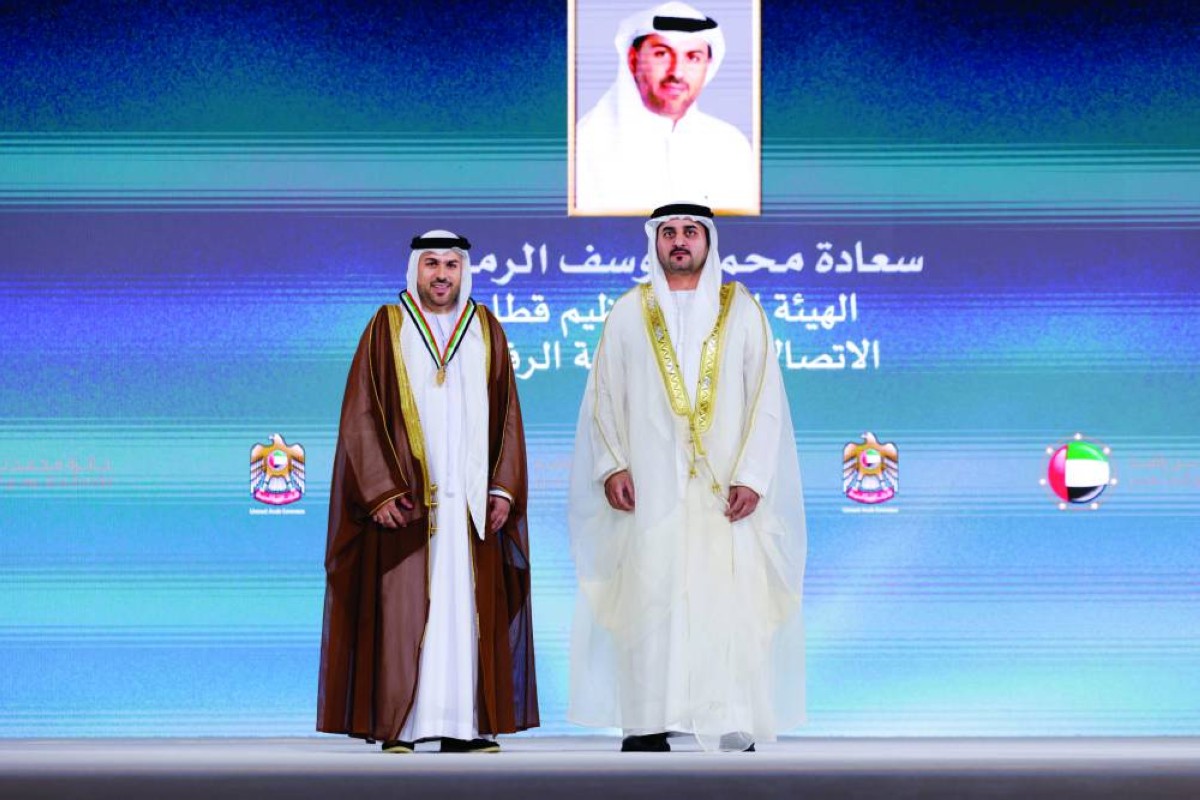 مكتوم بن محمد مكرّماً محمد الرمسي بوسام رئيس مجلس الوزراء لأفضل مدير تنفيذي