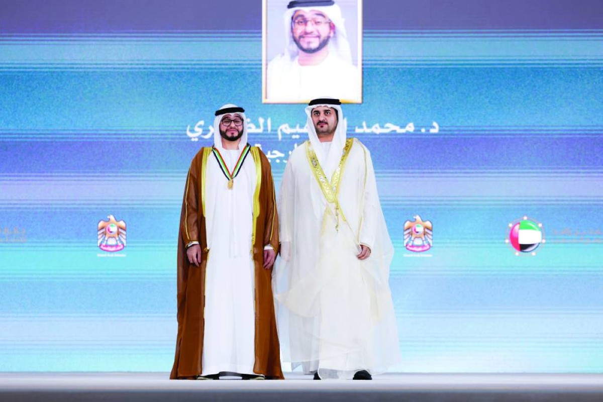 سموه مكرّماً محمد الظاهري بوسام رئيس مجلس الوزراء لقيادات التميز فئة مديري الإدارات