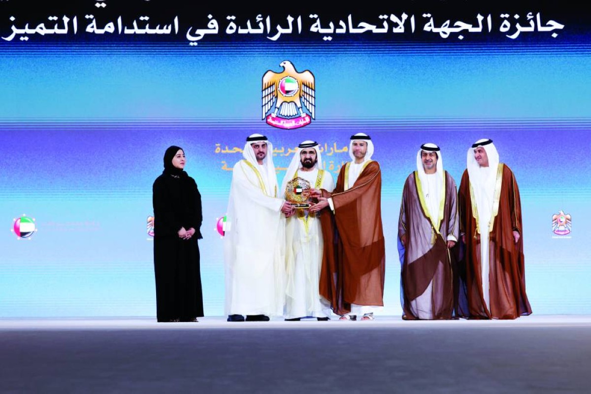 محمد بن راشد خلال تكريم وزارة المالية بحضور مكتوم بن محمد ومحمد الحسيني ويونس الخوري وسعيد اليتيم ومريم الأميري