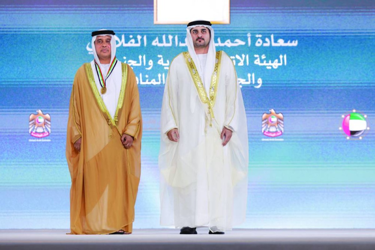 سموه مكرّماً أحمد الفلاسي بوسام رئيس مجلس الوزراء لأفضل مدير عام