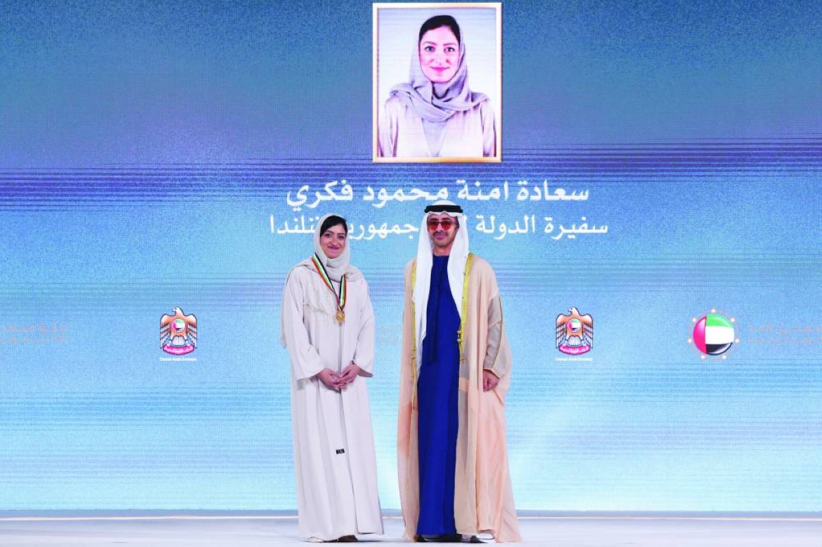 عبدالله بن زايد خلال تكريم آمنة فكري