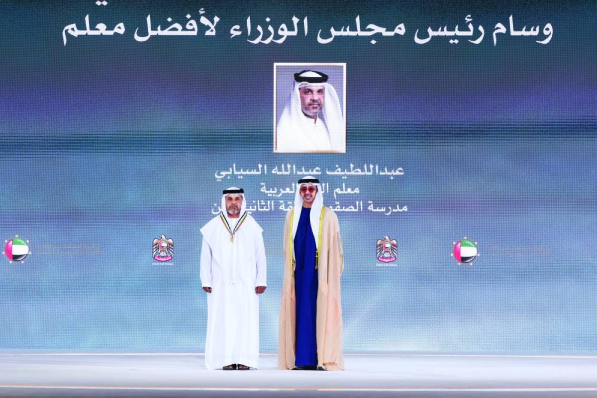 سموه مكرّماً عبداللطيف السيابي