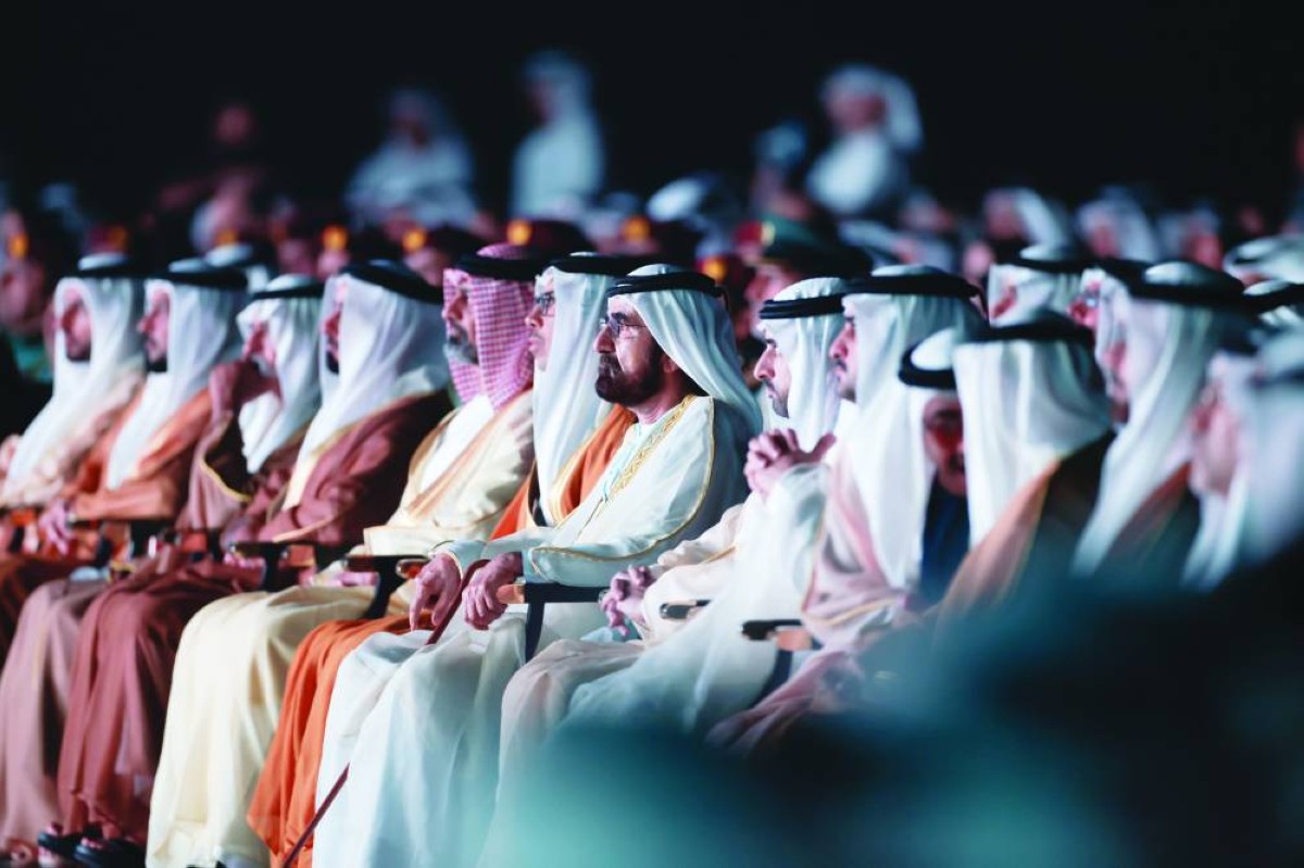 محمد بن راشد خلال حفل التكريم بحضور منصور بن زايد وحمدان بن محمد ومكتوم بن محمد وعمار النعيمي وسيف بن زايد وعبدالله بن زايد ونهيان بن مبارك
