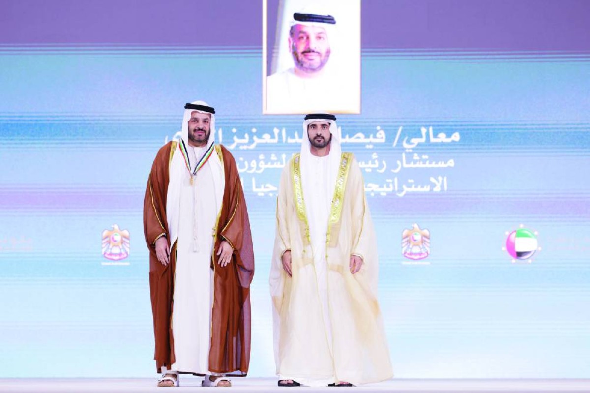 حمدان بن محمد خلال تكريم فيصل البناي بميدالية «فخر الإمارات»