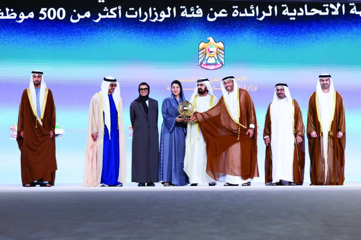محمد بن راشد خلال تكريم «الخارجية» بحضور عبدالله بن زايد وريم الهاشمي وأحمد الصايغ ونورة الكعبي وشخبوط بن نهيان وخليفة المرر