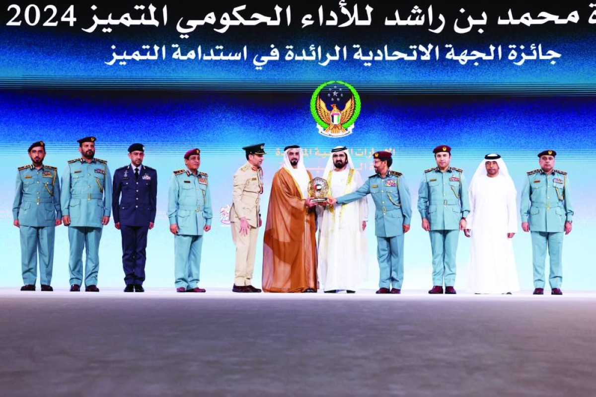 محمد بن راشد خلال تكريم «الداخلية» بحضور سيف بن زايد وقيادات الوزارة