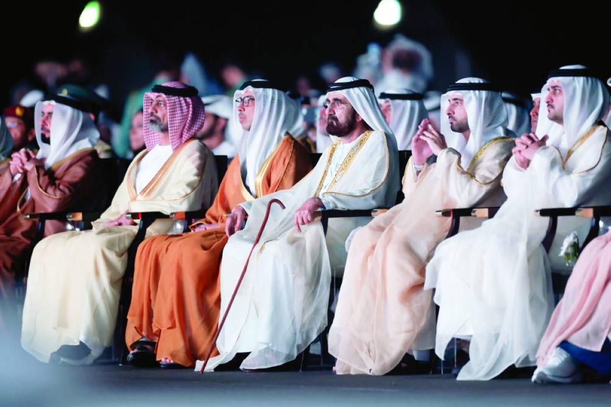 محمد بن راشد خلال حفل التكريم بحضور منصور بن زايد وحمدان ومكتوم بن محمد وعمار النعيمي وسيف بن زايد