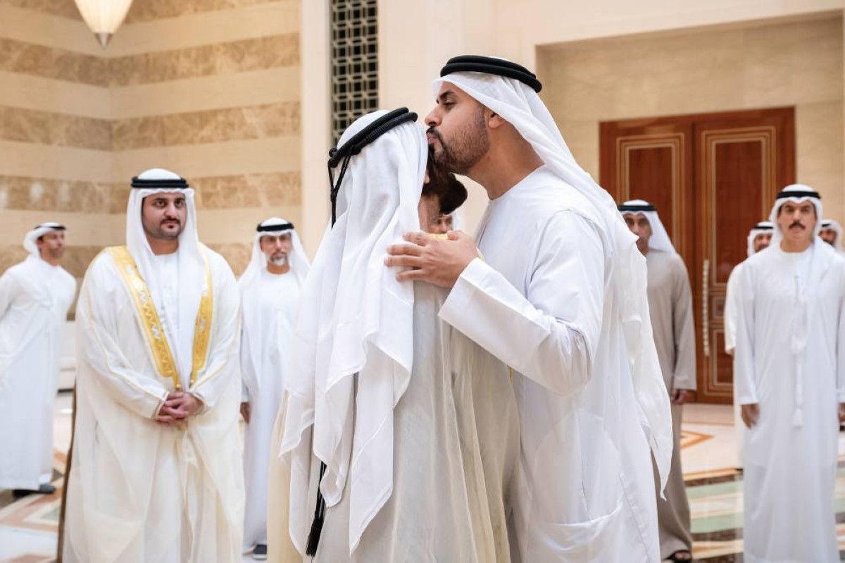  محمد بن راشد مصافحاً ذياب بن محمد بحضور مكتوم بن محمد وسهيل المزروعي 