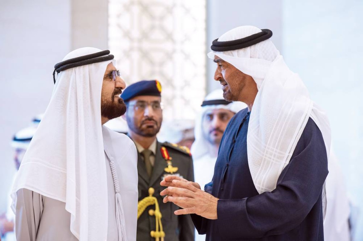  محمد بن زايد في حديث مع محمد بن راشد بحضور مكتوم بن محمد 