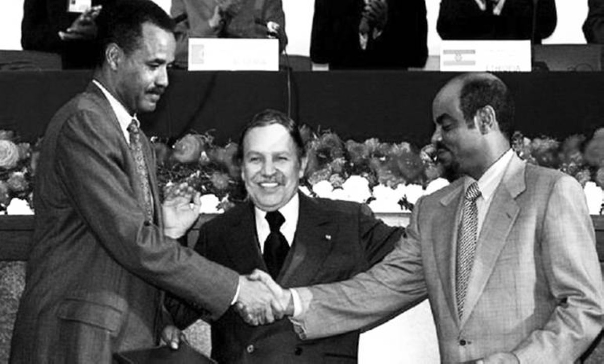 2000 -  أديس أبابا وأسمرة توقعان معاهدة الجزائر، التي أنهت الحرب الإثيوبية الإريترية.