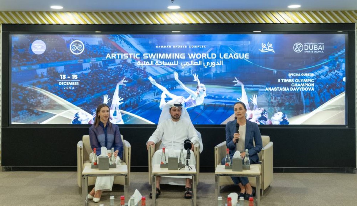 عبدالله شهداد خلال المؤتمر الصحافي بحضور أنستاسيا دافيدوفا وداريا جالكينا