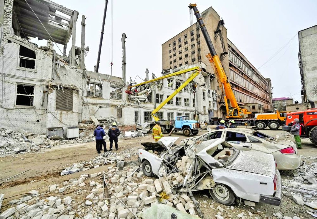 رجال الإنقاذ خلال العمل في موقع بإقليم زابوروجيا تعرض لضربة صاروخية روسية  