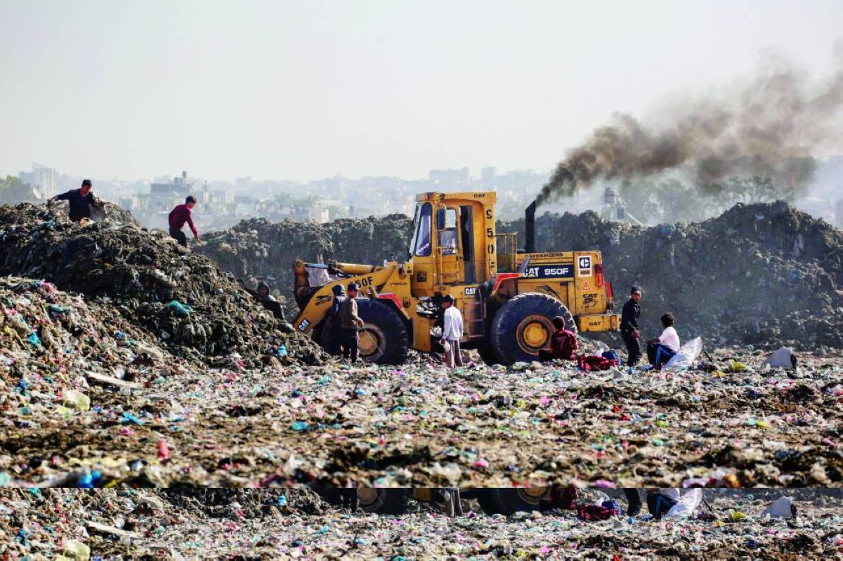 أطفال ينقبون في مكب للنفايات في خان يونس جنوبي القطاع 