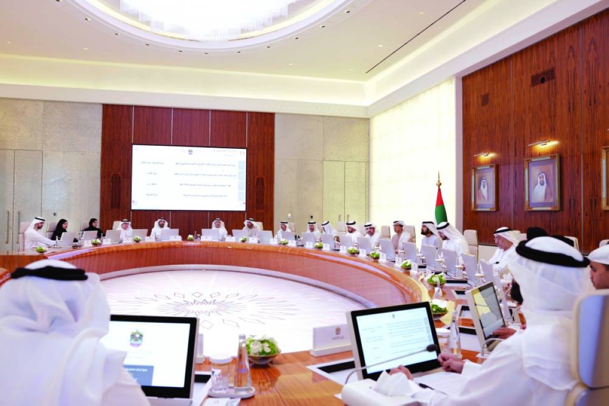 محمد بن راشد خلال الاجتماع بحضور منصور بن زايد ومكتوم بن محمد وسيف بن زايد والوزراء