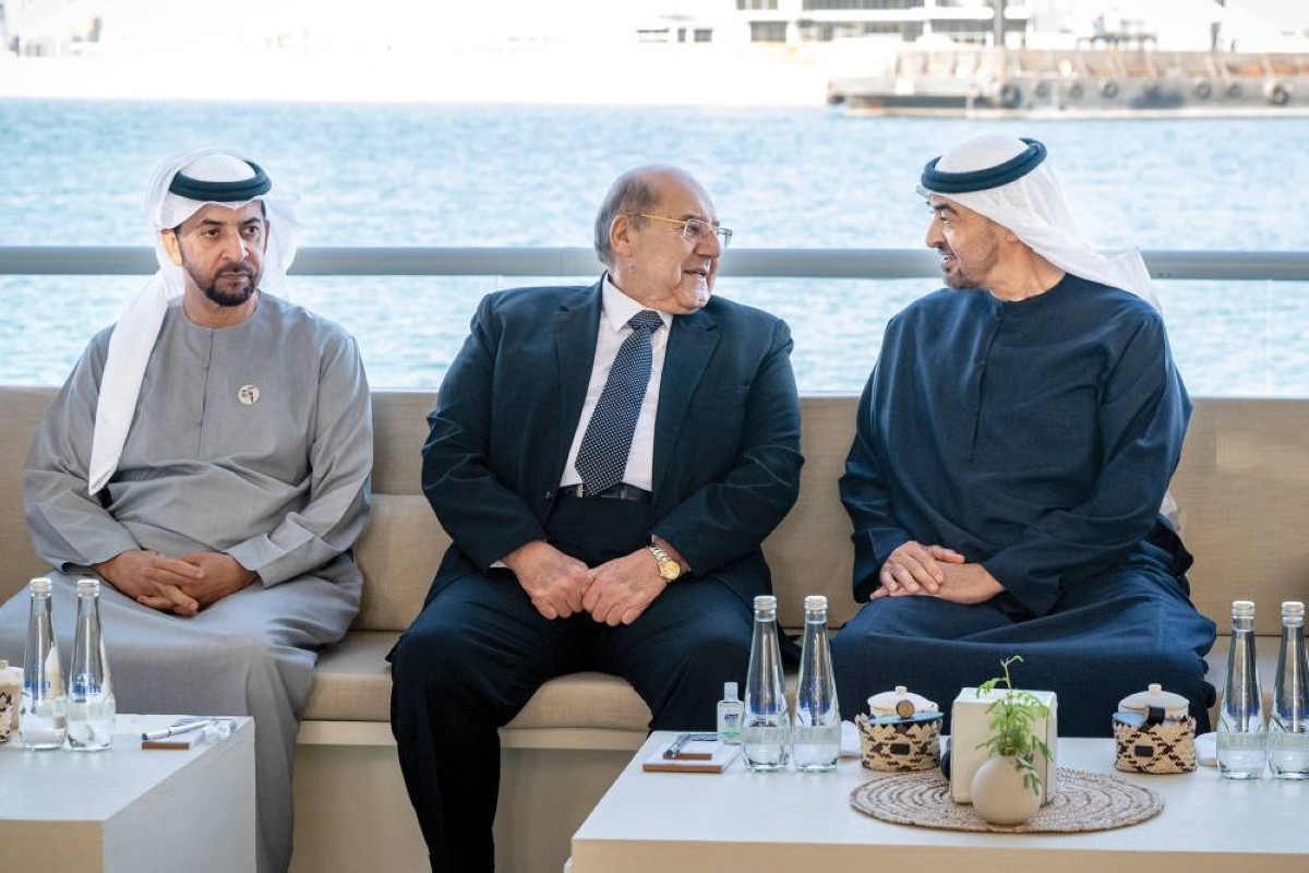 محمد بن زايد وعبد الوهاب عبد الرازق خلال اللقاء بحضور حمدان بن زايد