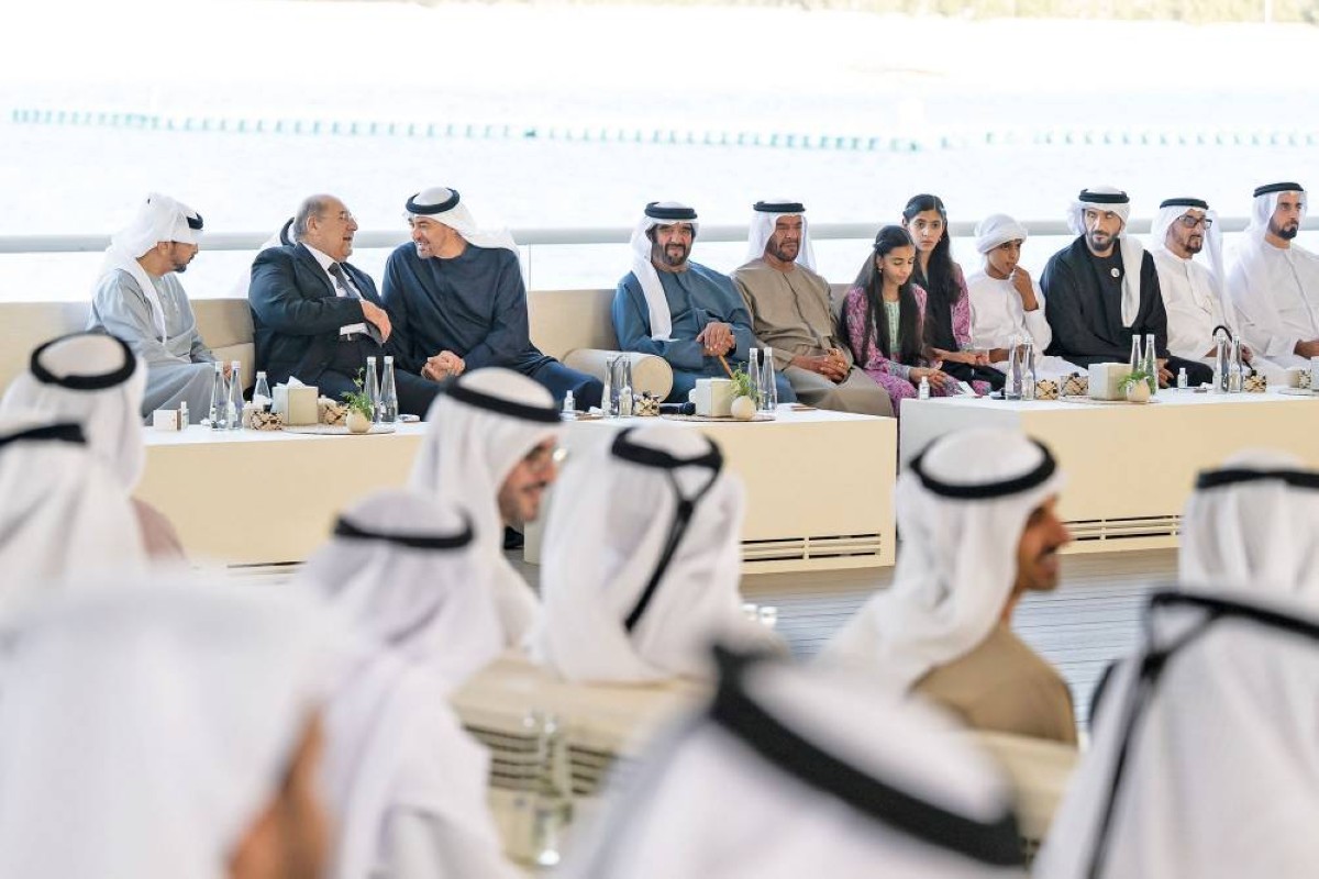 محمد بن زايد في حديث مع عبد الوهاب عبد الرازق بحضور حمدان بن زايد وسيف وسرور بن محمد ونهيان وسيف بن زايد وحمدان بن محمد بن زايد
