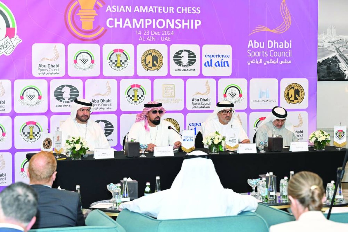 سلطان بن خليفة بن شخبوط خلال المؤتمر الصحافي بحضور عارف العواني 