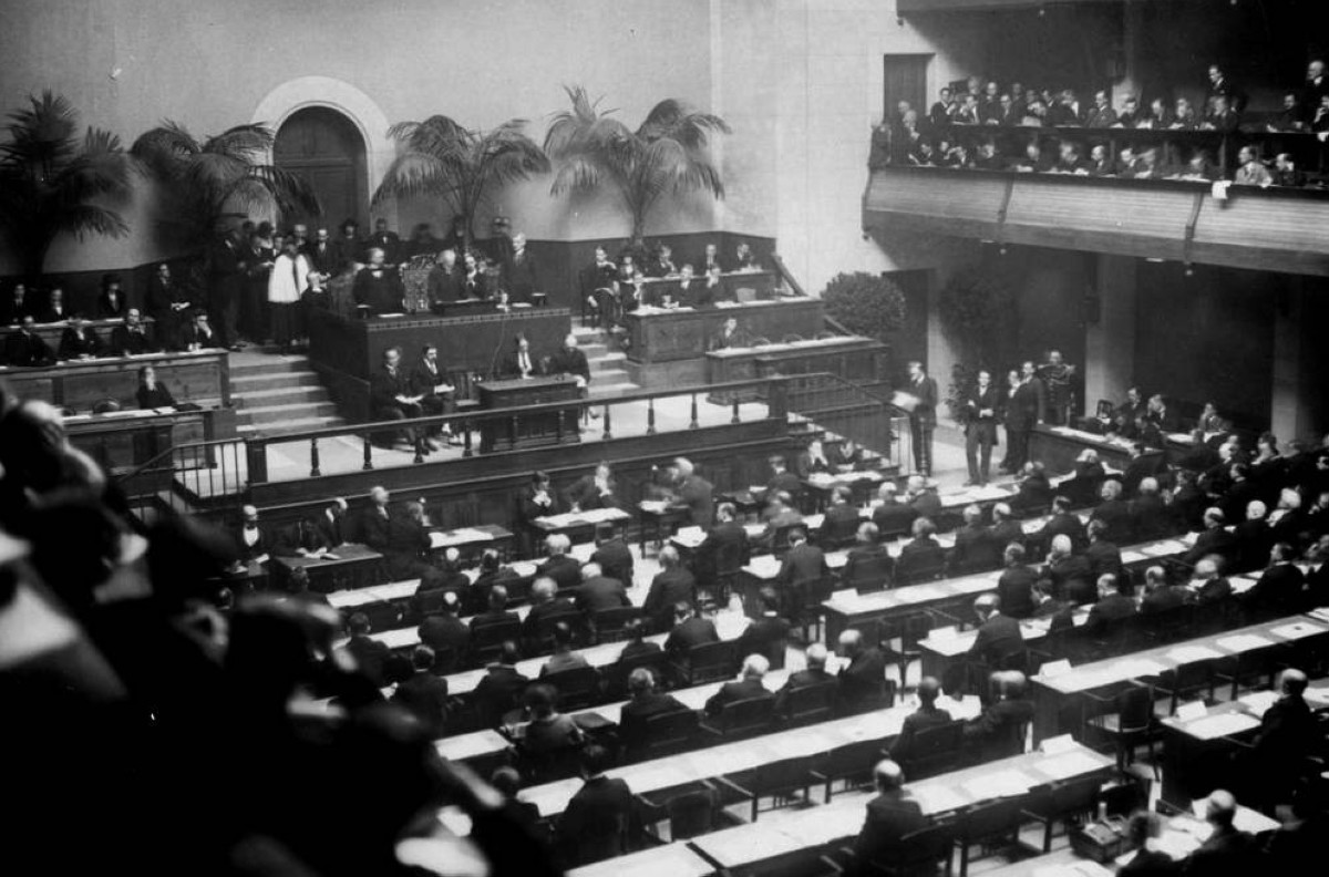 1920 - عصبة الأمم تعلن تأسيس المحكمة الدائمة للعدل الدولي، وذلك لتسوية النزاعات الدولية.