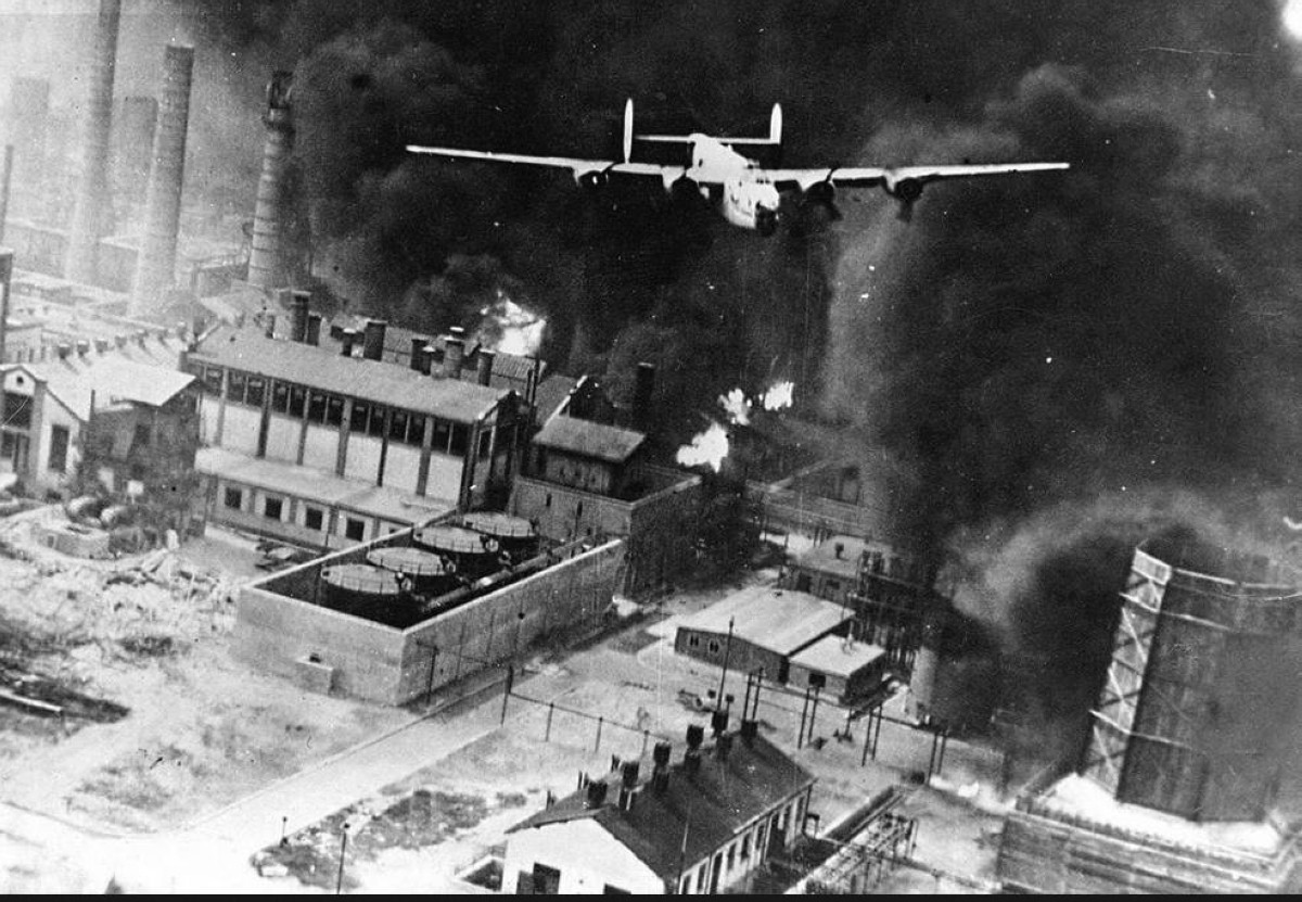 1941 -  المجر ورومانيا تعلنان الحرب على الولايات المتحدة وذلك أثناء الحرب العالمية الثانية.