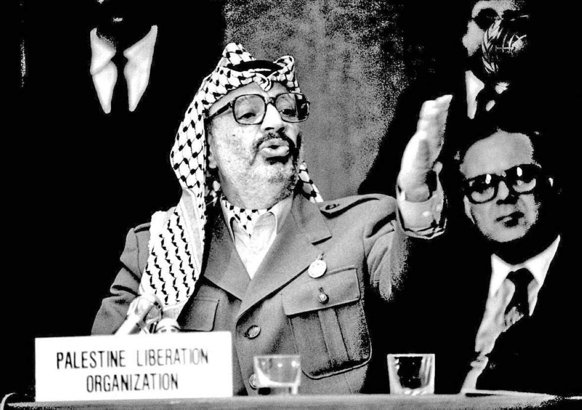 1988 -  الرئيس الفلسطيني ياسر عرفات يلقي خطاباً أمام الجمعية العامة للأمم المتحدة في جنيف.