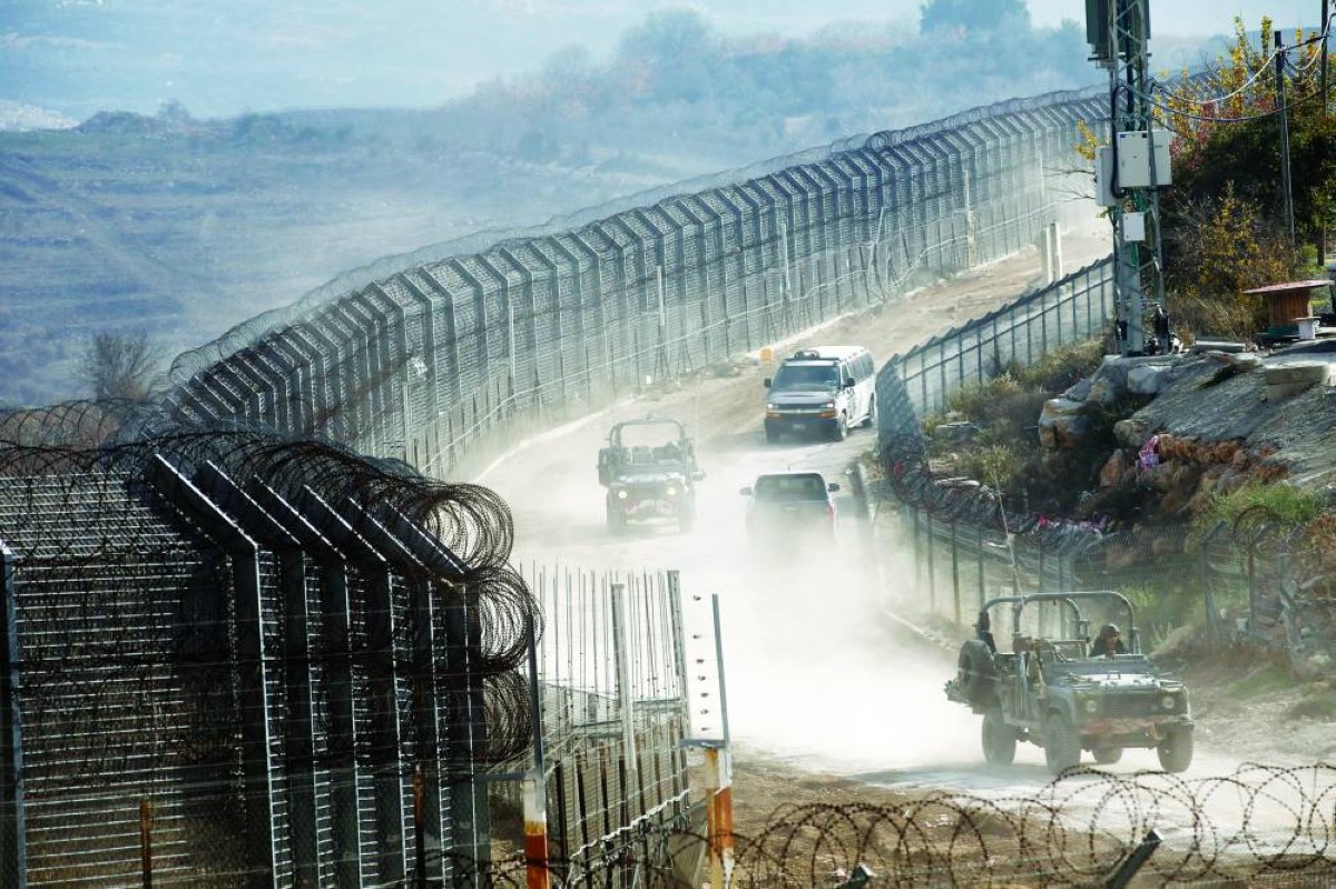 مركبات عسكرية إسرائيلية تسير بمحاذاة الحدود السورية في الجولان