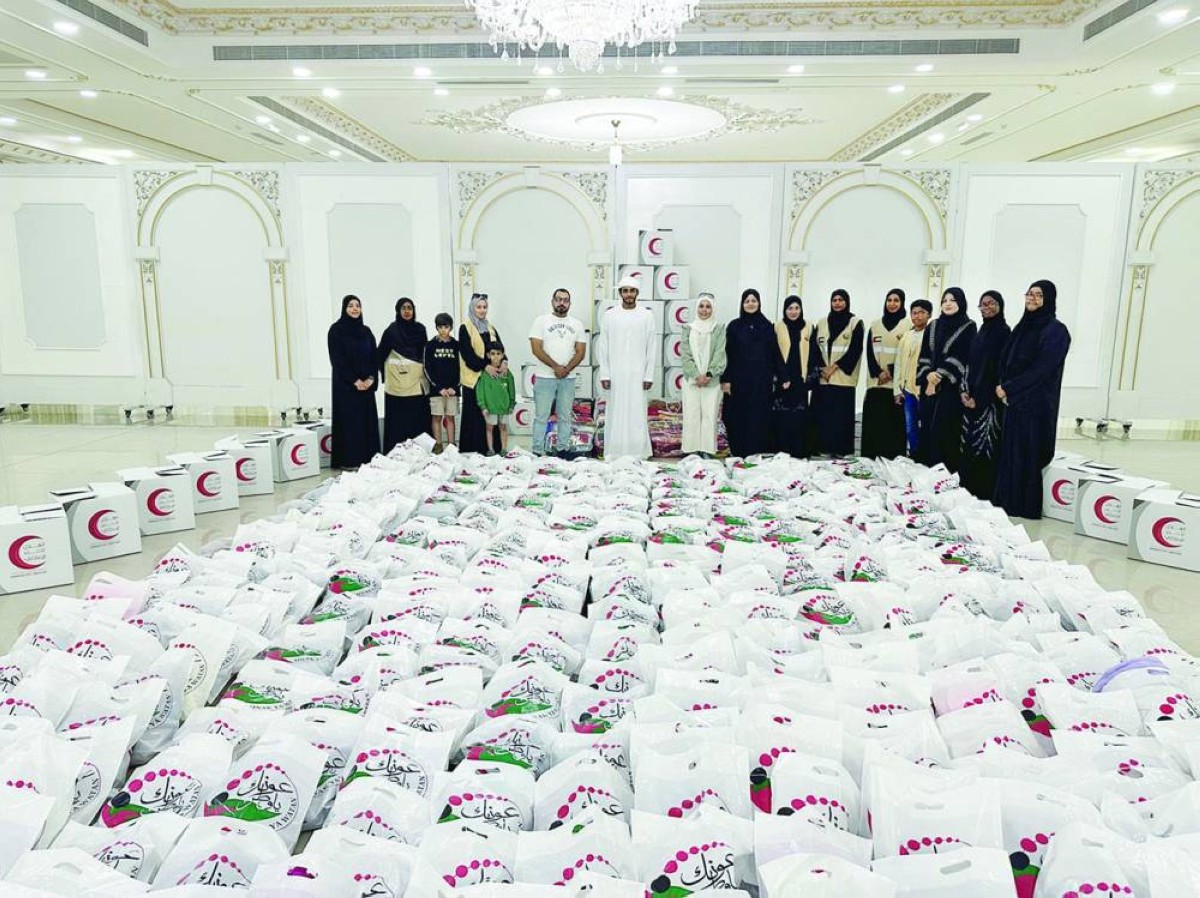 سعيد بن حم متوسطاً المشاركين في المبادرة