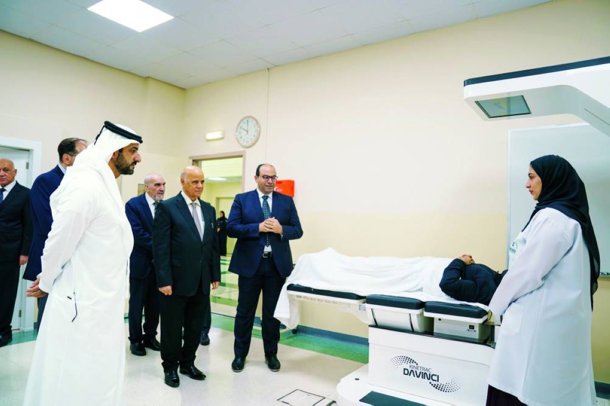 سلطان بن أحمد يستمع إلى شرح عن المختبر بحضور حميد مجول النعيمي