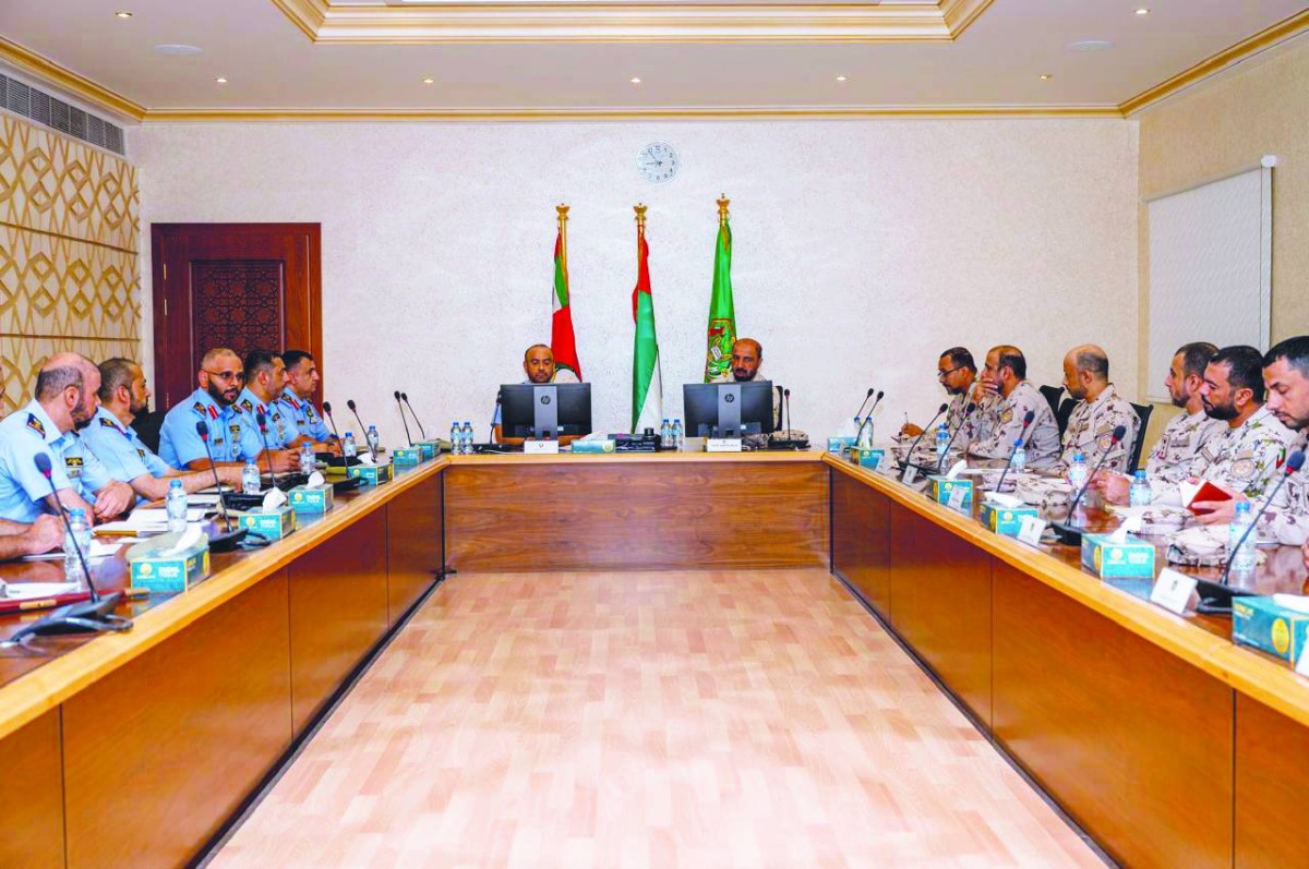 عبدالله الظاهري ويوسف الكعبي وعدد من الضباط والمسؤولين خلال اللقاء