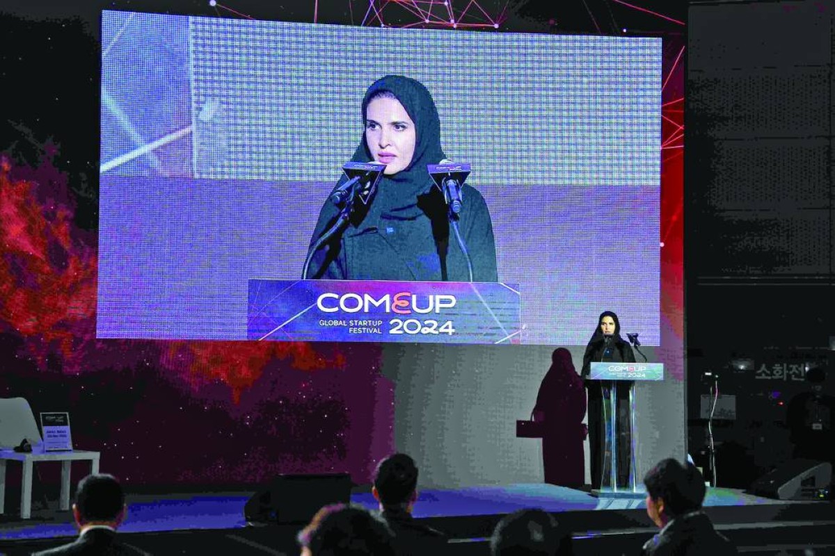 علياء المزروعي خلال القاء كلمة لها على هامش المعرض