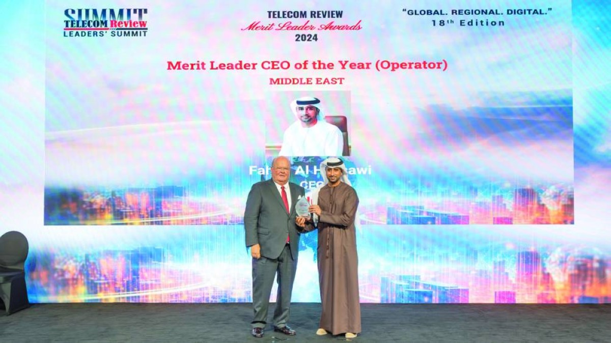 فهد الحساوي خلال تسلّم الجائزة