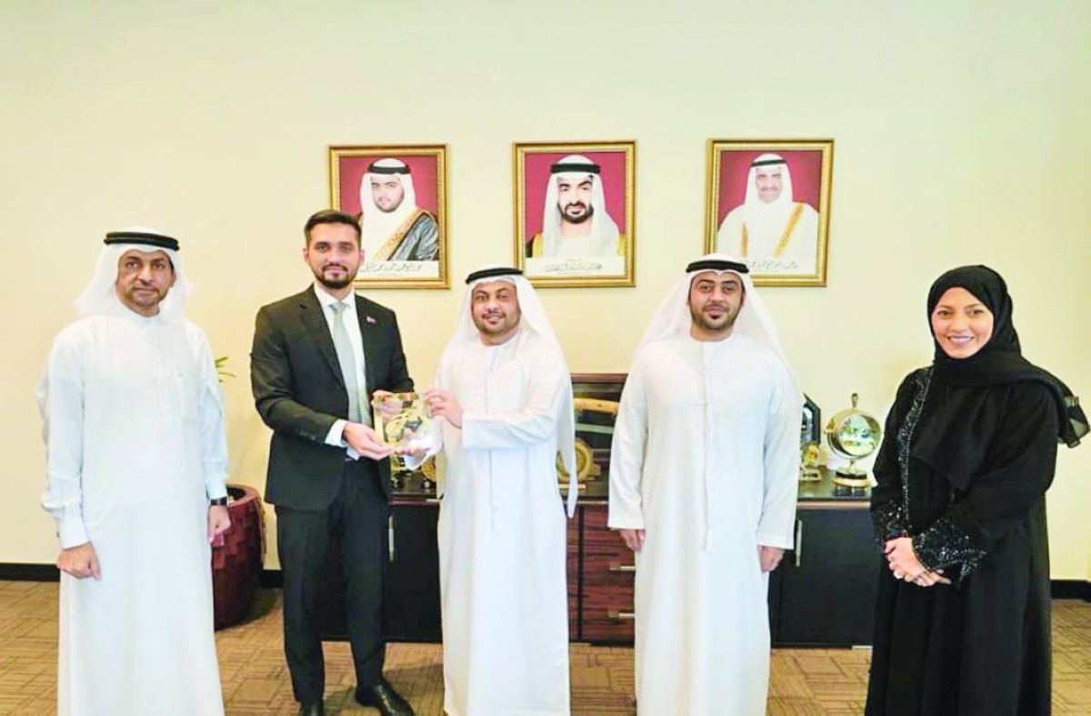 سعيد بن سرور الشرقي يقدم هدية تذكارية لقنصل بيلاروسيا