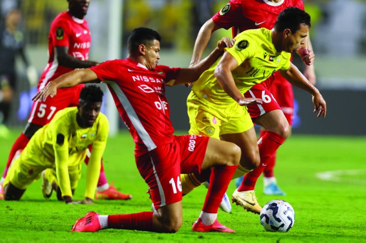 ليما لاعب الوصل يحاول المرور من لاعب شباب الأهلي