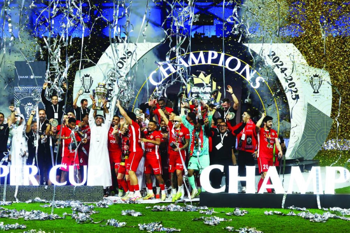  «شباب الأهلي» يحتفل بكأس سوبر إعمار على منصة التتويج 