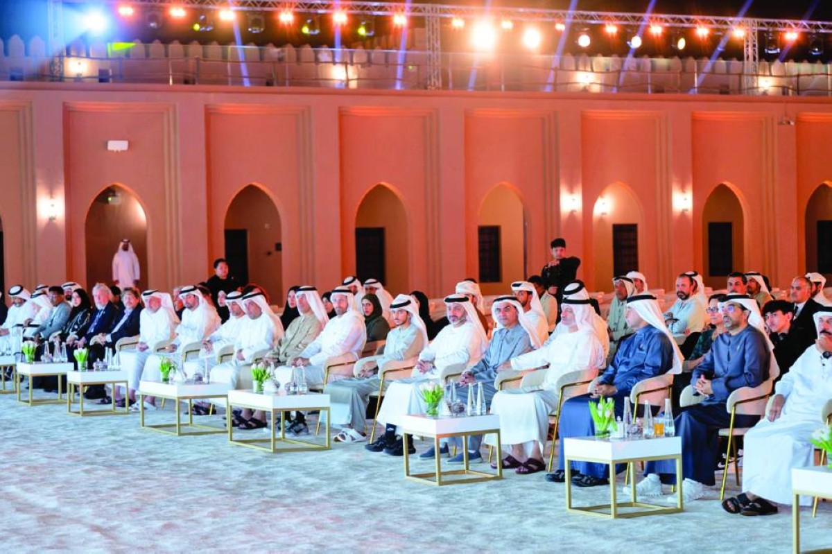 راشد بن حمدان بن زايد ومحمد خليفة المبارك وعلي بن تميم والمسؤولون خلال التكريم