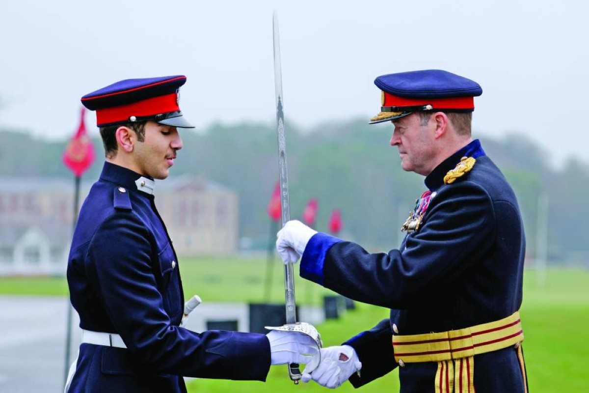  محمد بن راشد بن محمد يتسلّم سيف الشرف 