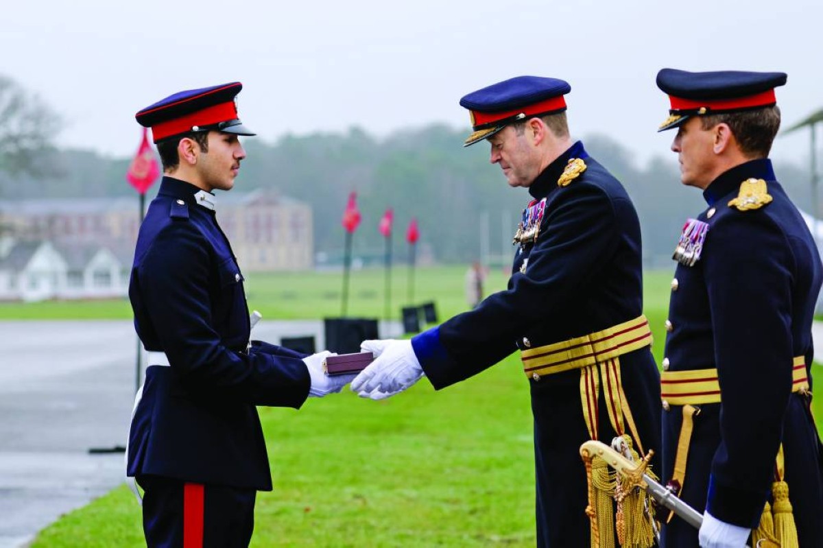  محمد بن راشد بن محمد بن راشد يتسلّم هدية التفوق 