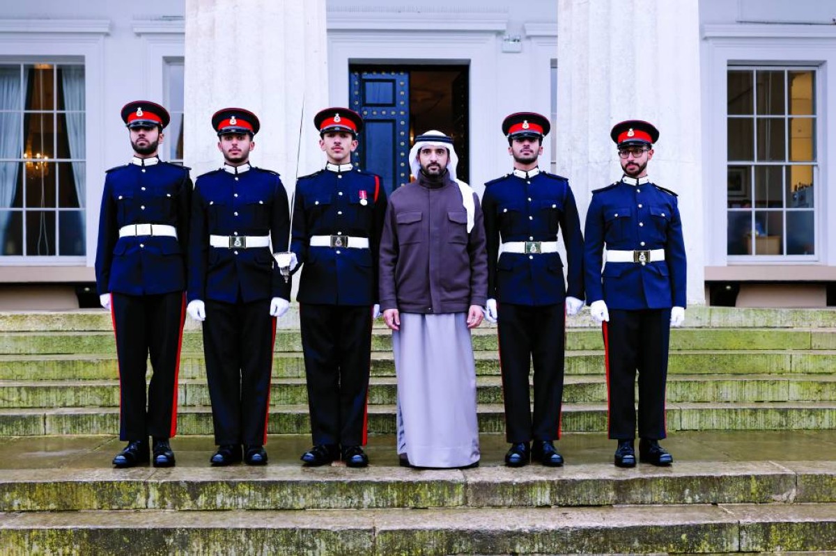  حمدان بن محمد متوسطاً محمد بن راشد بن محمد والخريجين من أبناء الوطن 