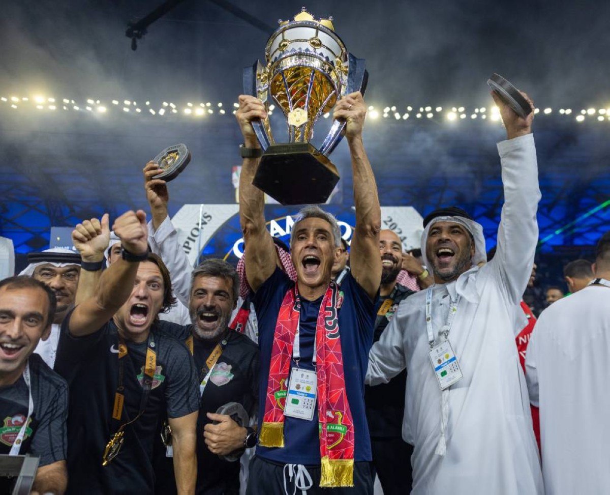 باولو سوزا يحتفل مع مساعديه بكأس السوبر