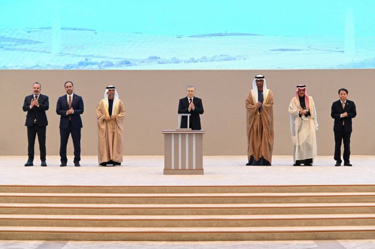 شوكت ميرضيائيف خلال التدشين بحضور سهيل المزروعي وسلطان الجابر