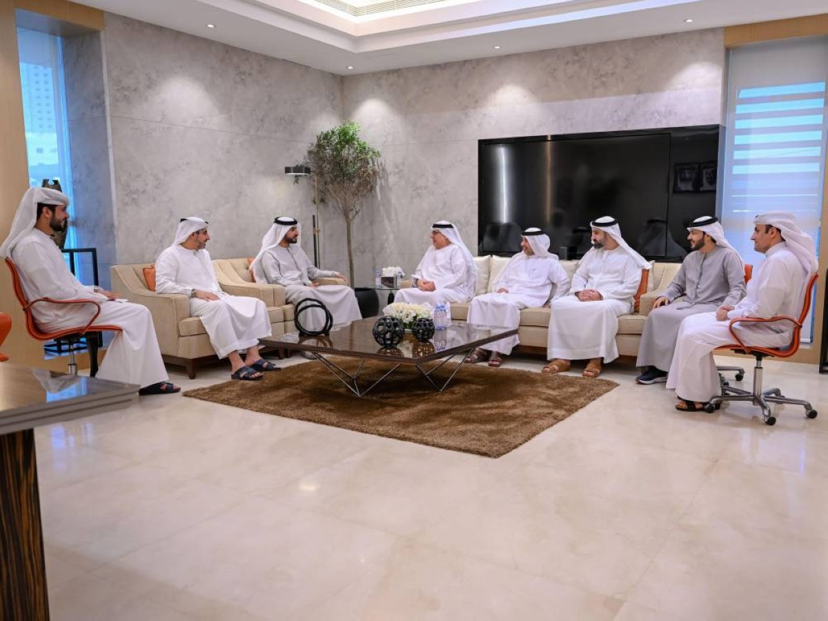 راشد بن حميد وعبد الرحمن العور خلال اللقاء بحضور مسؤولين من الطرفين