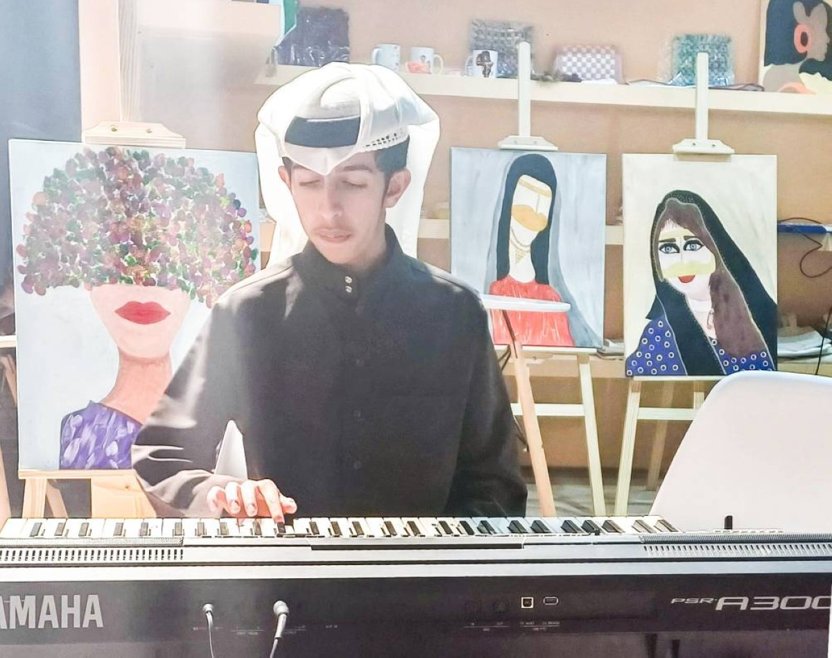 محمد المنصوري يتحدى الإعاقة بالعزف في «الظفرة للكتاب»