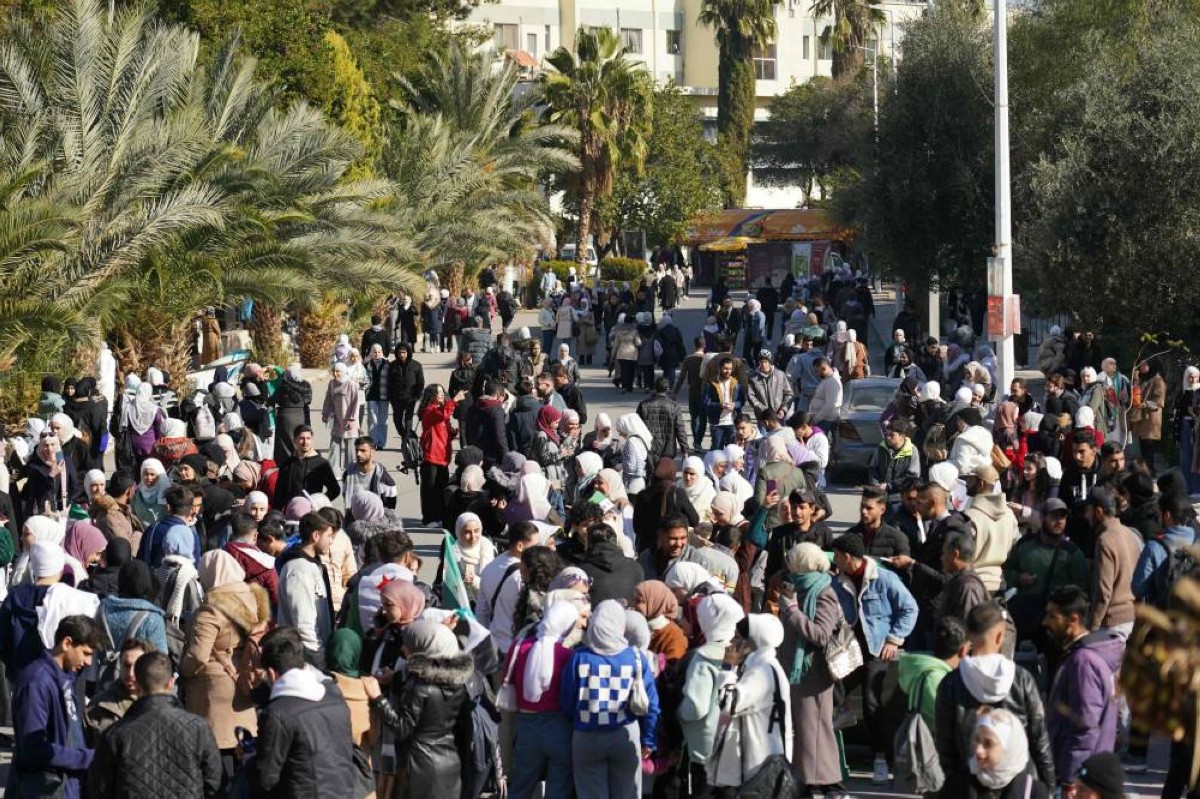 طلبة في جامعة دمشق بعد انتظام الدراسة الجامعية والمدرسية