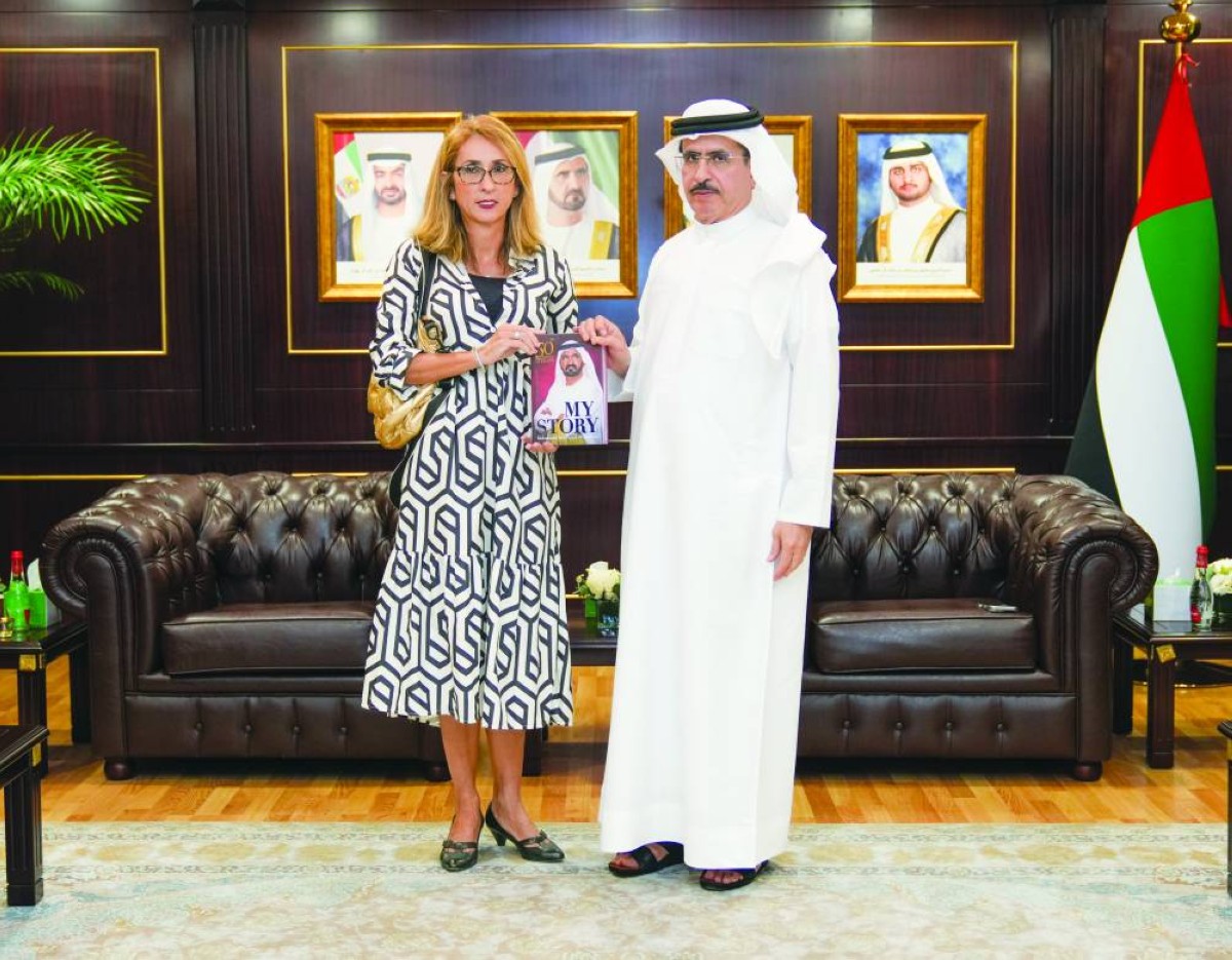 سعيد الطاير يهدي كاتيا فارغاس كتاب «قصتي» لمحمد بن راشد خلال اللقاء